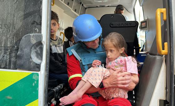 Una niña es trasladada del hospital de Kamal Adwan, en el extremo norte de Gaza, a un hospital del sur del enclave.