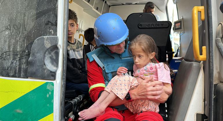 Раненную девочку переводят из больницы на севере Газы в клинику на юге анклава.
