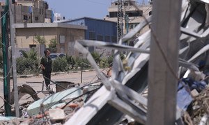 Una persona observa los destrozos causados por los bombardeos israelíes en Gaza.