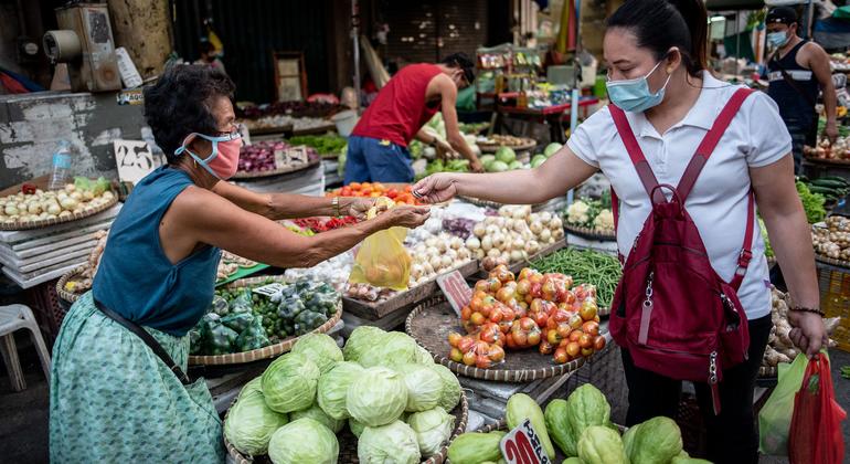 Puesto de verduras en un mercado de Manila, Filipinas