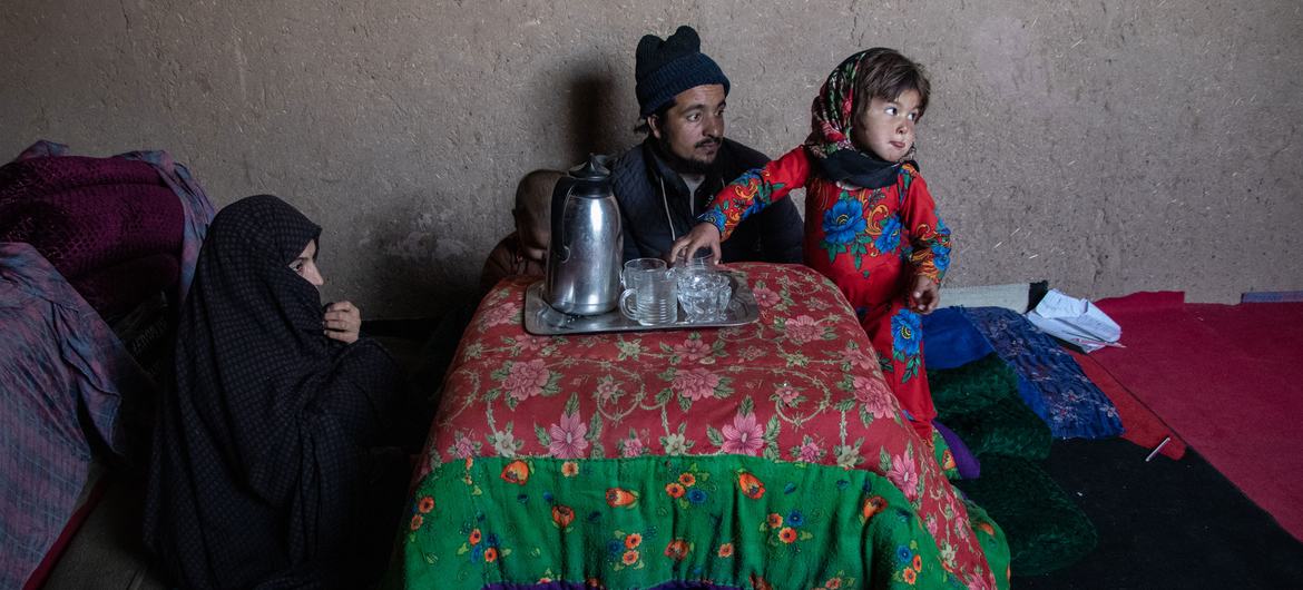 अफ़ग़ानिस्तान के हेरात प्रान्त में एक परिवार, अपने घर में चाय पीते हुए.
