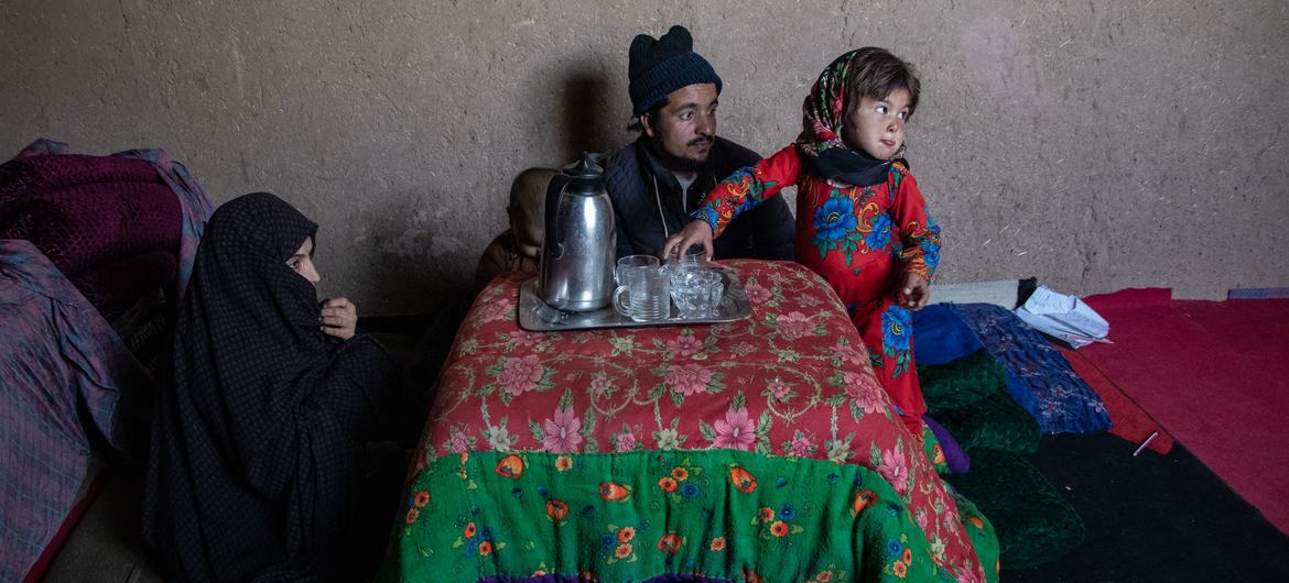 Familia inakunywa chai nyumbani kwao huko Herat, Afghanistan.