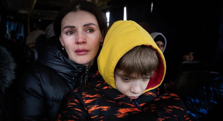 Mãe e filho esperam sair da cidade de Milolayiv, na Ucrânia. 