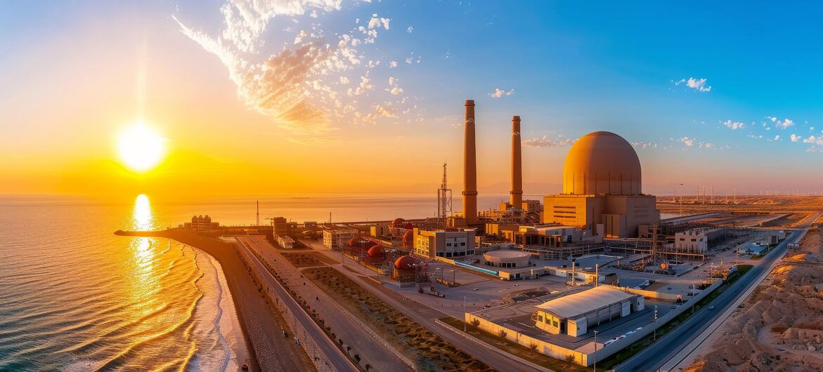 Vue aérienne de la centrale nucléaire de Barakah sur la côte des Émirats arabes unis au coucher du soleil.