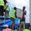 Trabalhadores carregando suprimentos médicos em um avião para entrega à resposta ao Ebola na República Democrática do Congo.