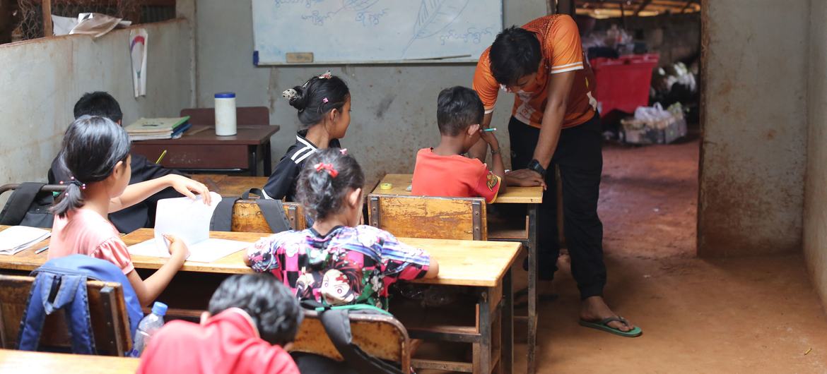 Los niños estudian en un centro de aprendizaje para inmigrantes en el lado tailandés de la frontera con Myanmar.