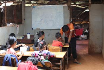 Des enfants étudient dans un centre d’apprentissage pour migrants du côté thaïlandais de la frontière avec le Myanmar.