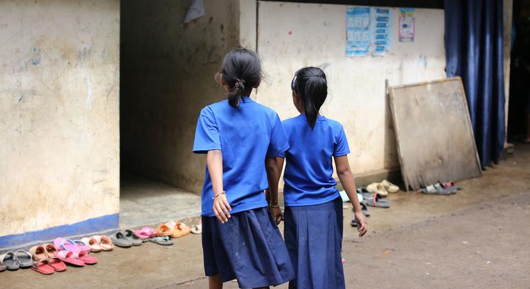Dos niñas regresan a clases en un centro de aprendizaje para inmigrantes.