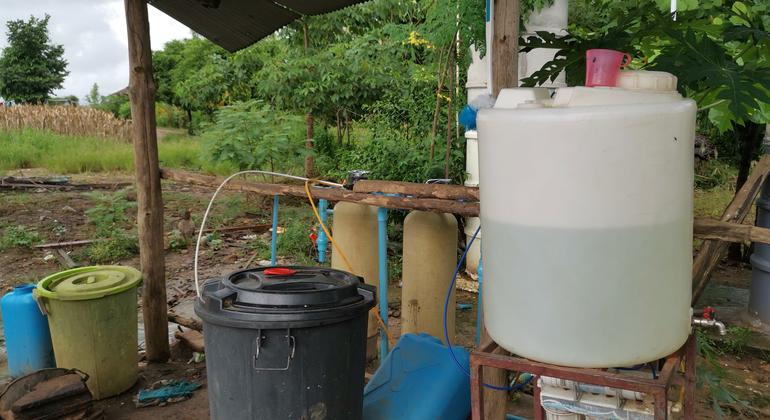 El sistema de filtración de agua casero mantenido por docentes para uso de agua limpia.