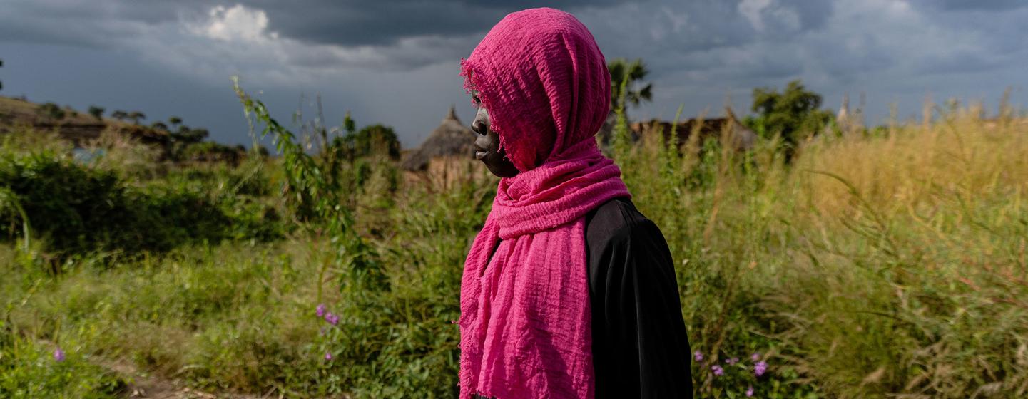 Une jeune femme se promène dans la ville de Kadugli, dans l'État du Kordofan du Sud au Soudan.(archives)