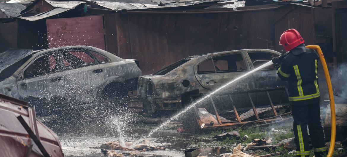 Em Poltava, uma cidade no centro da Ucrânia, o pessoal do serviço de emergência trabalha para apagar os destroços que ficaram em chamas após um ataque