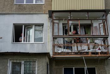 Des hommes travaillent dans un immeuble d'appartements à Poltava, une ville du centre de l'Ukraine, qui a été endommagé lors d'une attaque.