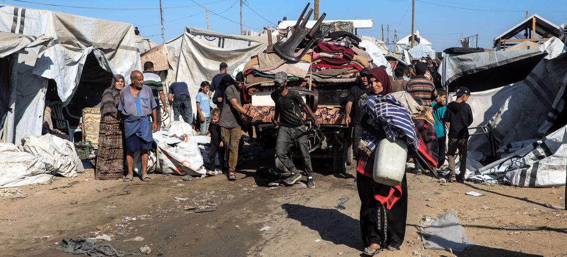 Des familles déplacent leurs biens dans le nord de Gaza suite à de nouveaux ordres de déplacement. Des familles déplacent leurs biens dans le nord de Gaza suite à de nouveaux ordres de déplacement.