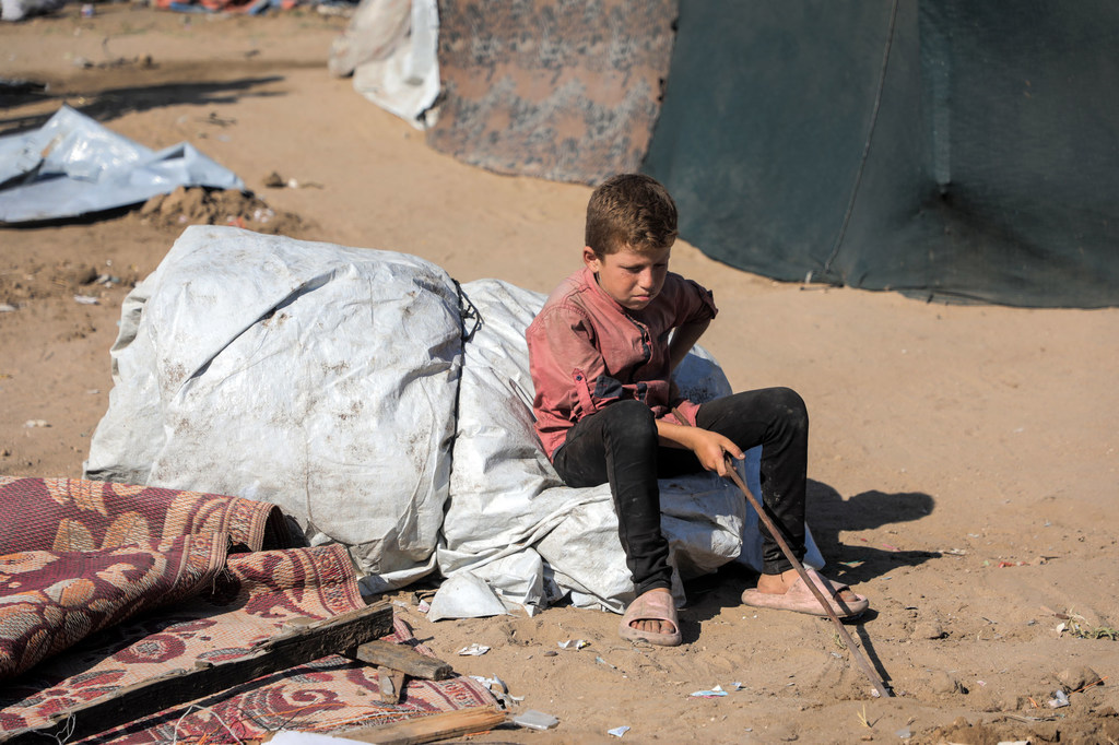 Mvulana ameketi kwenye rundo la mali huku familia yake ikijiandaa kuhama kutoka kaskazini mwa Gaza.