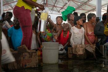Residents of a gang-affected area in Port-au-Prince, Haiti, receive food aid from WFP.
