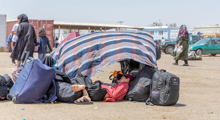 Una familia descansa tras cruzar a Afganistán desde Irán.