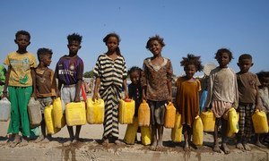 Дети из числа перемещенных лиц ходят за водой, которую доставляют в Аден дважды в день