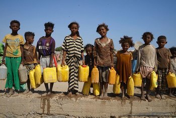 أطفال نازحون في اليمن يتوجهون لجمع الماء في عدن خلال توزيع المياه مرتين في اليوم.