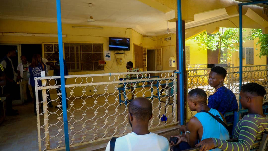 Des migrants dans un centre de transit de l'OIM au Niger attendent de l'assistance pour retourner dans leur pays d'origine.