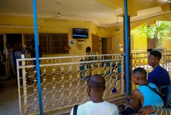 在国际移民组织开设在尼日尔的临时收容中心，移民们等待援助返回原籍国。