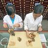 Mujeres preparando una receta herbolaria en una clínica de medicina tradicional de Simao, en Yunán, China.