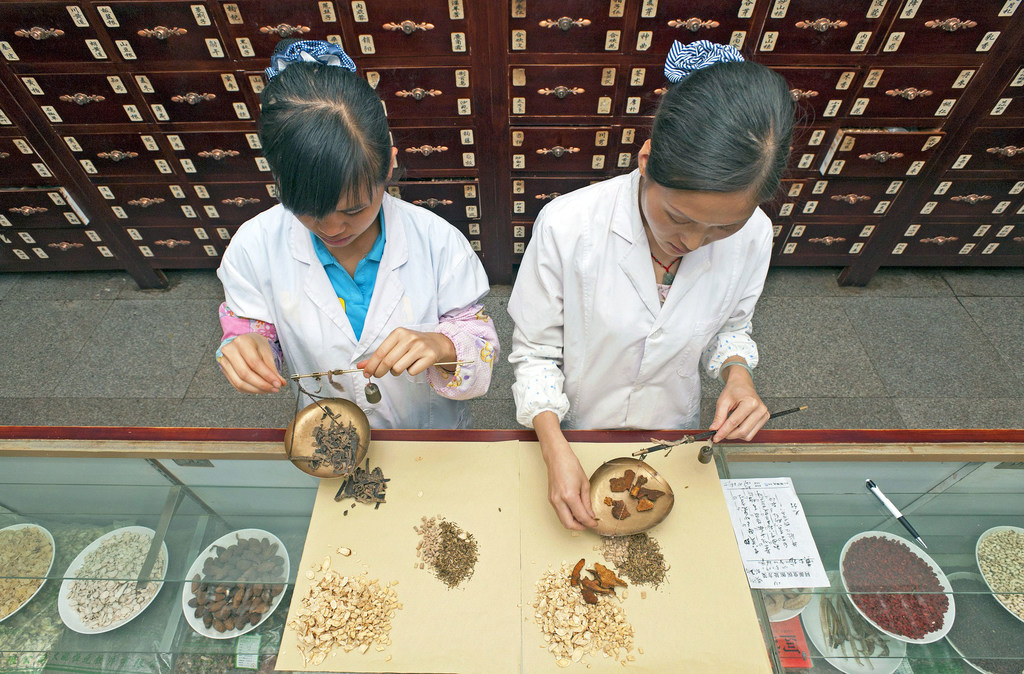 Mujeres preparando una receta herbolaria en una clínica de medicina tradicional de Simao, en Yunán, China.