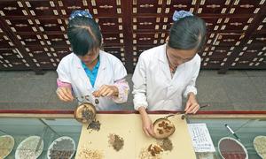 Mujeres preparando una receta herbolaria en una clínica de medicina tradicional de Simao, en Yunán, China.