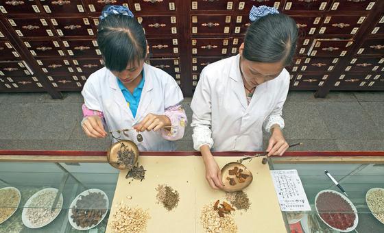 Mujeres preparando una receta herbolaria en una clínica de medicina tradicional de Simao, en Yunán, China.
