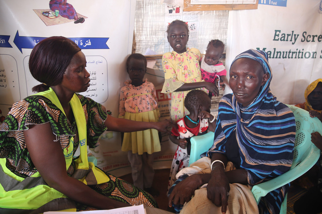 Une femme déplacée subit un examen médical dans un centre situé à la frontière entre le Soudan et le Soudan du Sud.