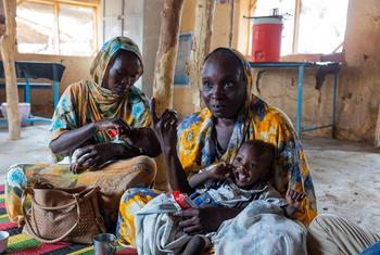 Mães alimentam seus filhos desnutridos em uma clínica em Jebel Awlia, ao sul da capital sudanesa, Cartum