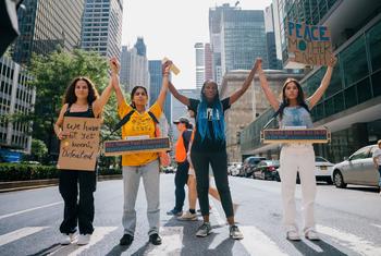 居住在纽约的青年气候活动家呼吁气候正义。