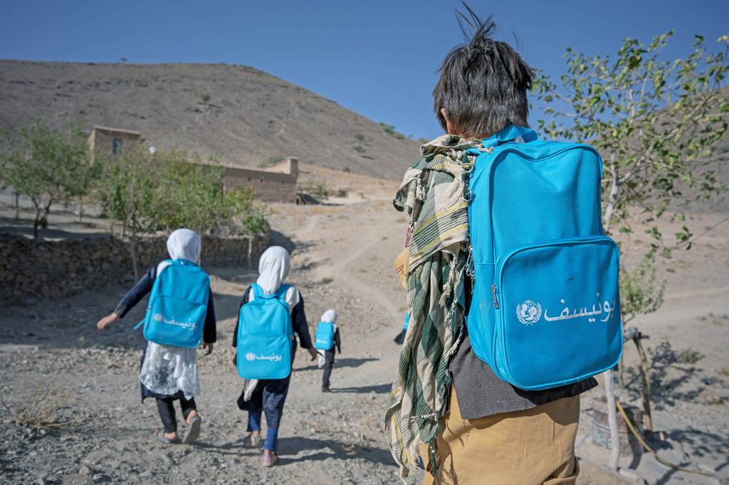 Des filles et des garçons d'une école primaire marchent jusqu'à un centre communautaire soutenu par l'UNICEF dans le district de Shahristan, au centre de l'Afghanistan.