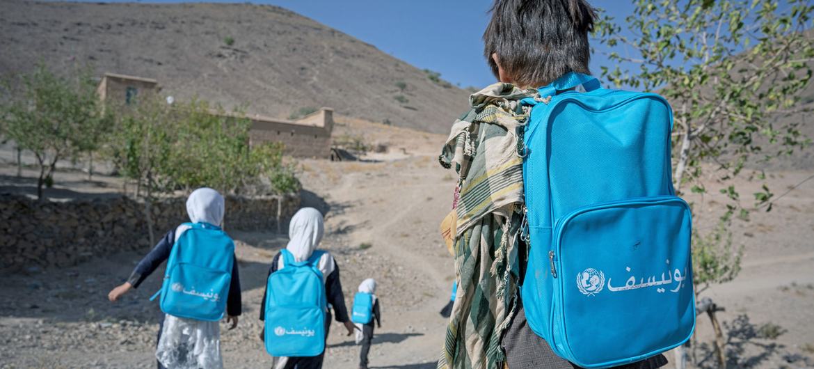  मध्य अफ़ग़ानिस्तान के शाहिस्तान ज़िले में यूनिसेफ समर्थित सामुदायिक केंद्र में प्राथमिक विद्यालय की लड़कियाँ और लड़के जाते हुए.