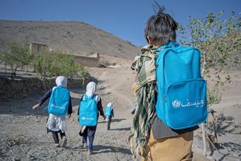 وسطی افغانستان کے علاقے شارستان میں لڑکیاں اور لڑکے یونیسف کی مدد سے کام کرنے والے ایک پرائمری سکول میں پڑھنے جا رہے ہیں۔
