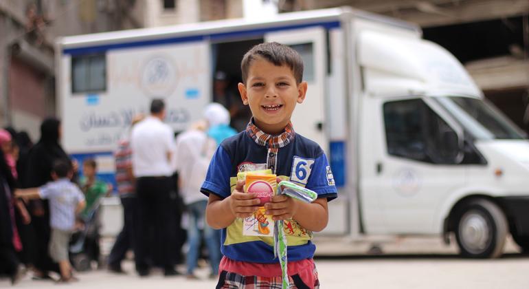 Un niño sostiene un medicamento que recibió de trabajadores sanitarios en una clínica móvil en un barrio del este de Alepo en Siria.