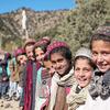 Des enfants font la queue devant une classe d’éducation communautaire dans le district de Spera, en Afghanistan.
