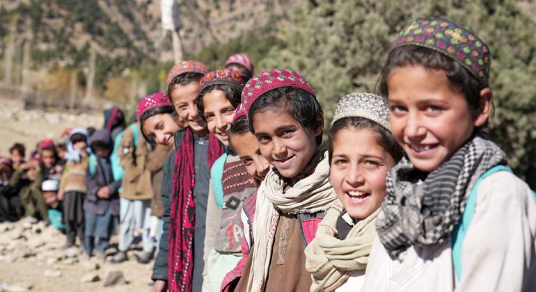 Des enfants font la queue devant une classe d’éducation communautaire dans le district de Spera, en Afghanistan.