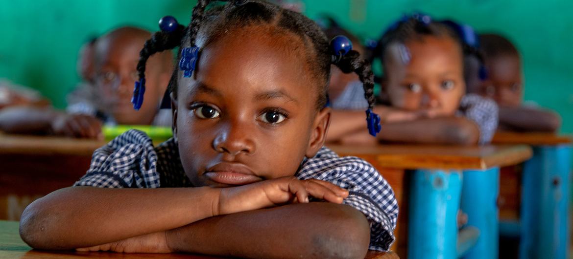 हैती में एक स्कूली शिक्षा में शिक्षा के लिए बच्चे.