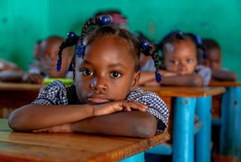 हैती में एक स्कूली शिक्षा में शिक्षा के लिए बच्चे.
