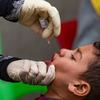 在叙利亚东北部的哈塞克市，一名儿童正在接种脊髓灰质炎疫苗。