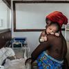 Una madre cuida de su bebé en una unidad de cuidados intensivos neonatales en Mbeya (Tanzania).
