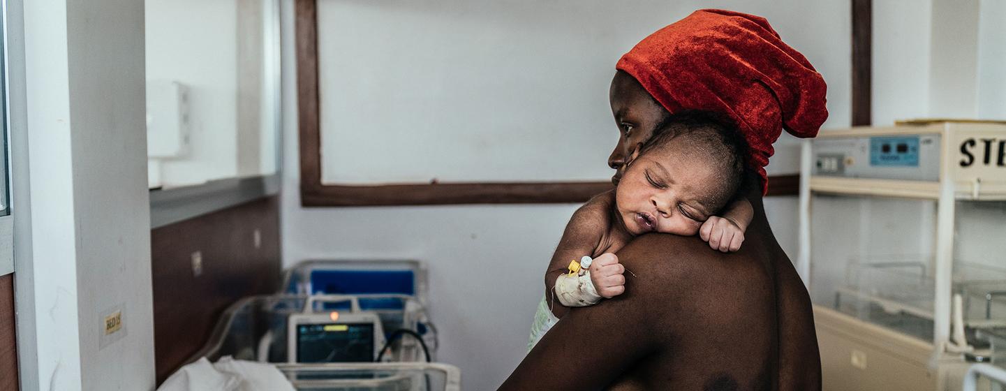 Une mère adolescente s'occupe de son bébé dans une unité de soins intensifs néonataux à Mbeya, en Tanzanie.