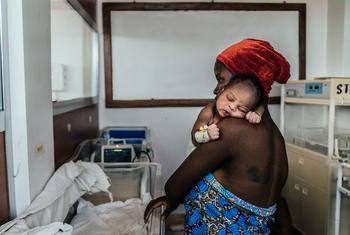 Une mère adolescente s'occupe de son bébé dans une unité de soins intensifs néonataux à Mbeya, en Tanzanie.
