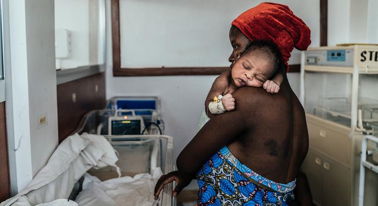 Una madre cuida de su bebé en una unidad de cuidados intensivos neonatales en Mbeya (Tanzania).