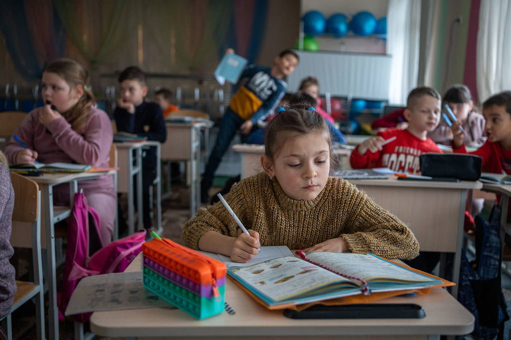 В классах, куда дети возвращаются после продолжительного онлайн-обучения, могут возникать проблемы психологического характера. 