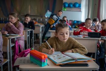 В классах, куда дети возвращаются после продолжительного онлайн-обучения, могут возникать проблемы психологического характера. 