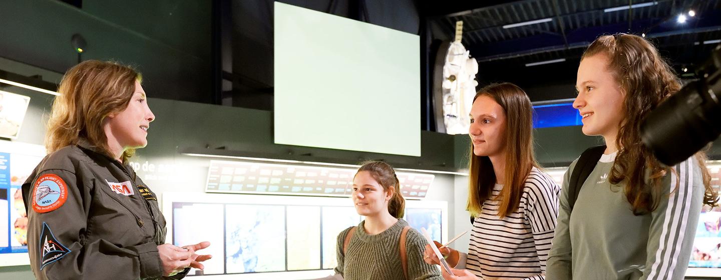 Mindy Howard talks with girls about space. Mindy Howard talks with girls about space.