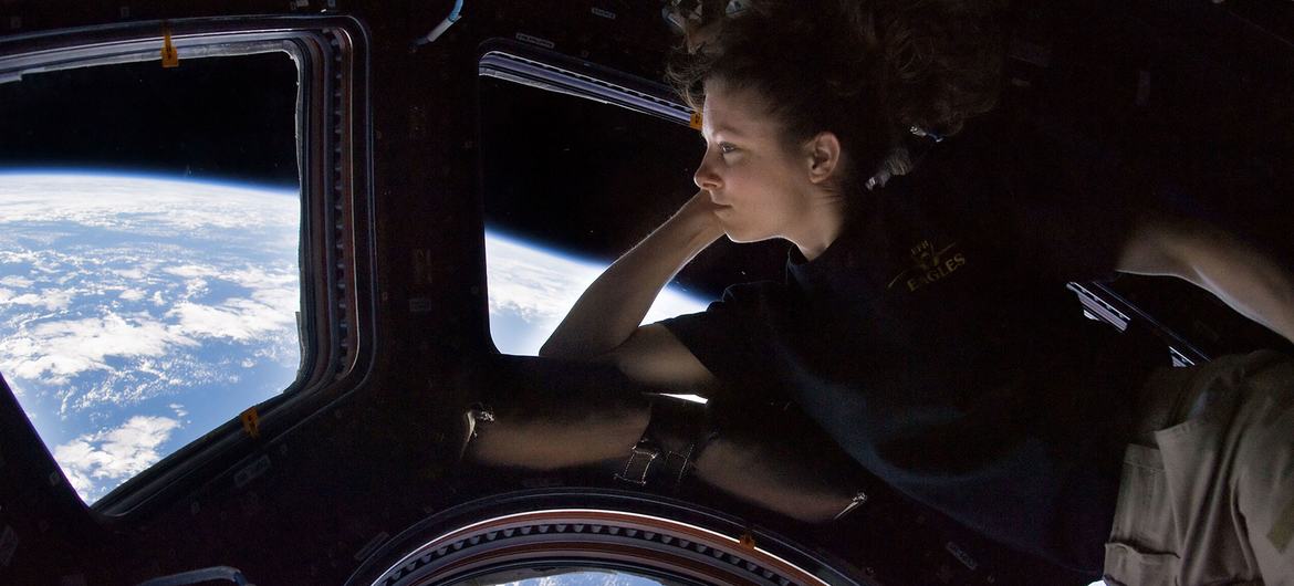 Tracy Caldwell Dyson dans le module Cupola de la Station spatiale internationale observant la Terre en contrebas pendant l'expédition 24.