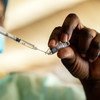 Profissional de saúde prepara vacina de Covid-19 em Luanda, Angola. 