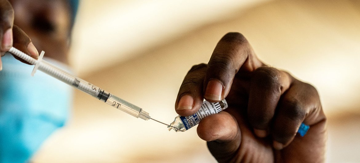 Un trabajador sanitario se prepara para administrar una vacuna COVID-19 en un centro de vacunación en Luanda, Angola.